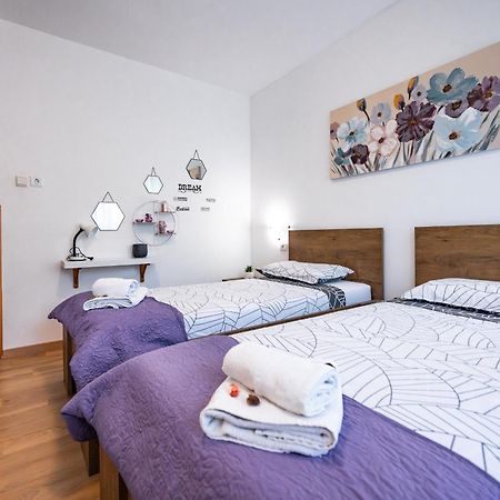 E-M Apartments With Private Pool Vinkuran Bagian luar foto