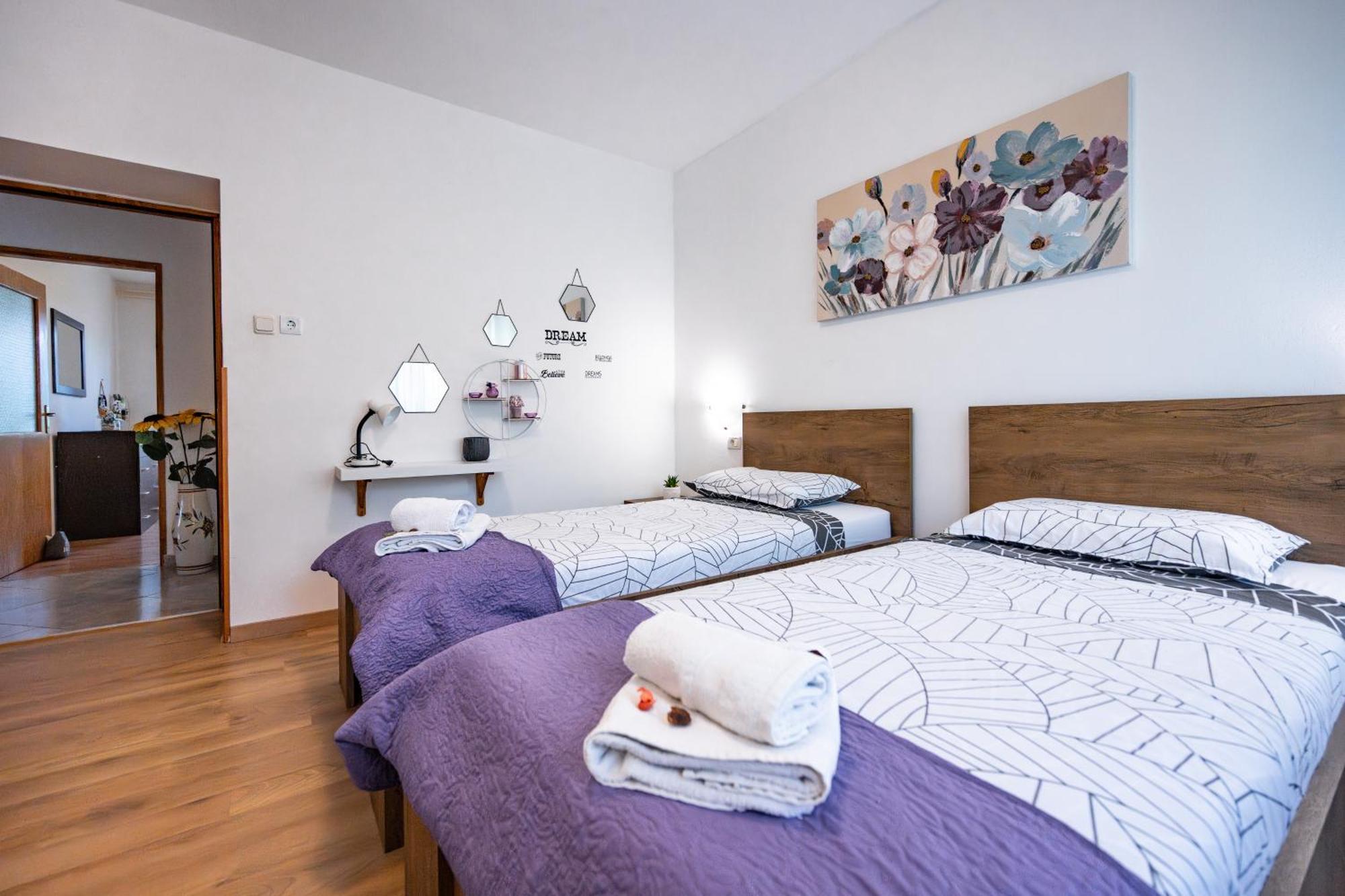 E-M Apartments With Private Pool Vinkuran Bagian luar foto