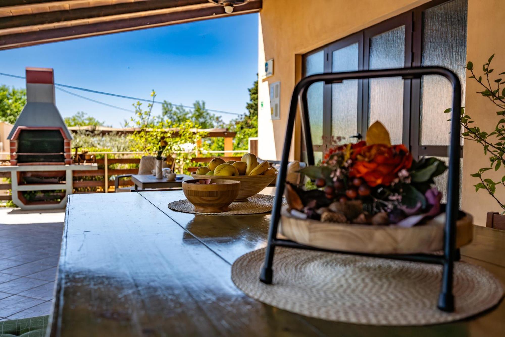 E-M Apartments With Private Pool Vinkuran Bagian luar foto