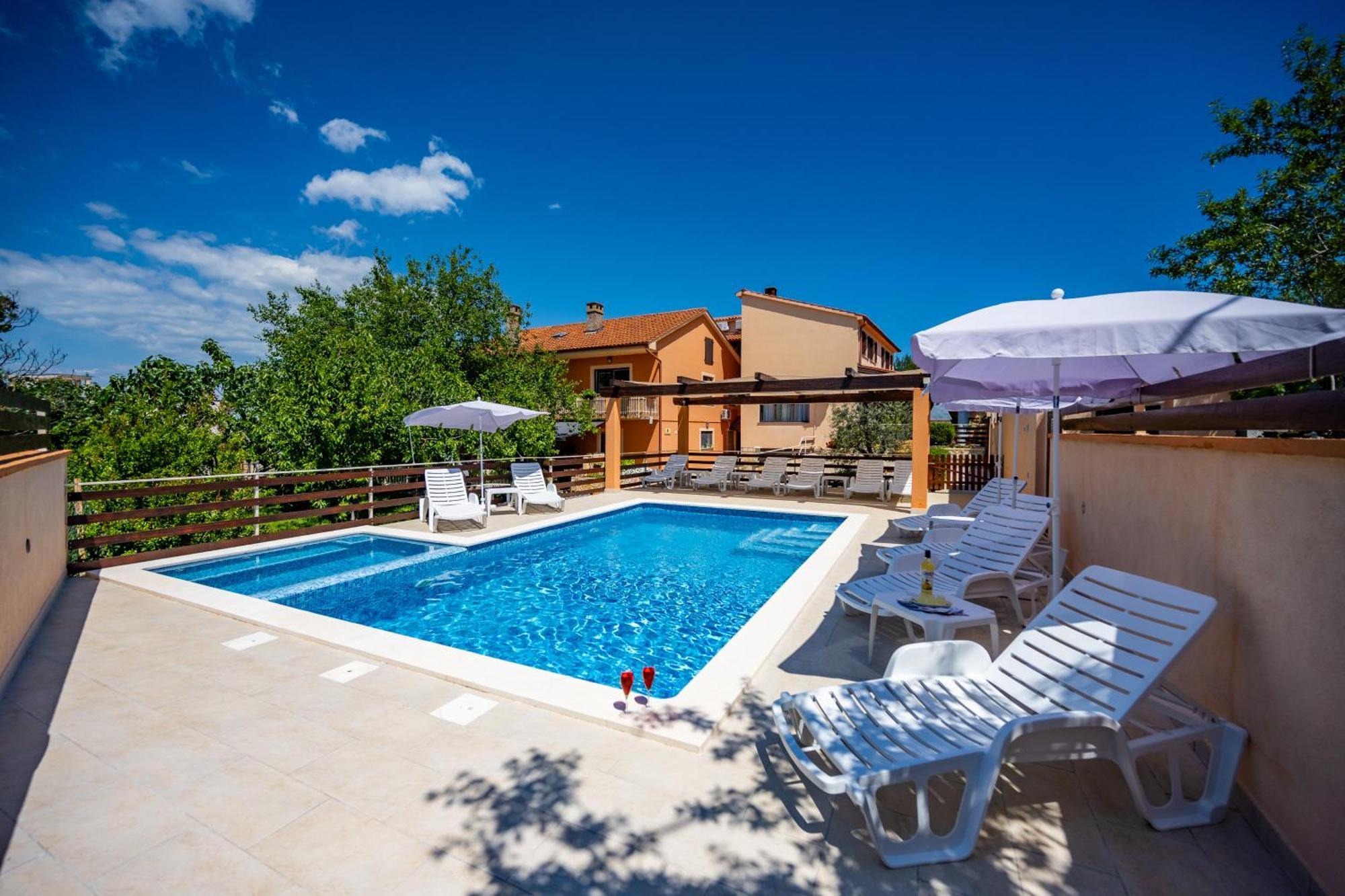 E-M Apartments With Private Pool Vinkuran Bagian luar foto