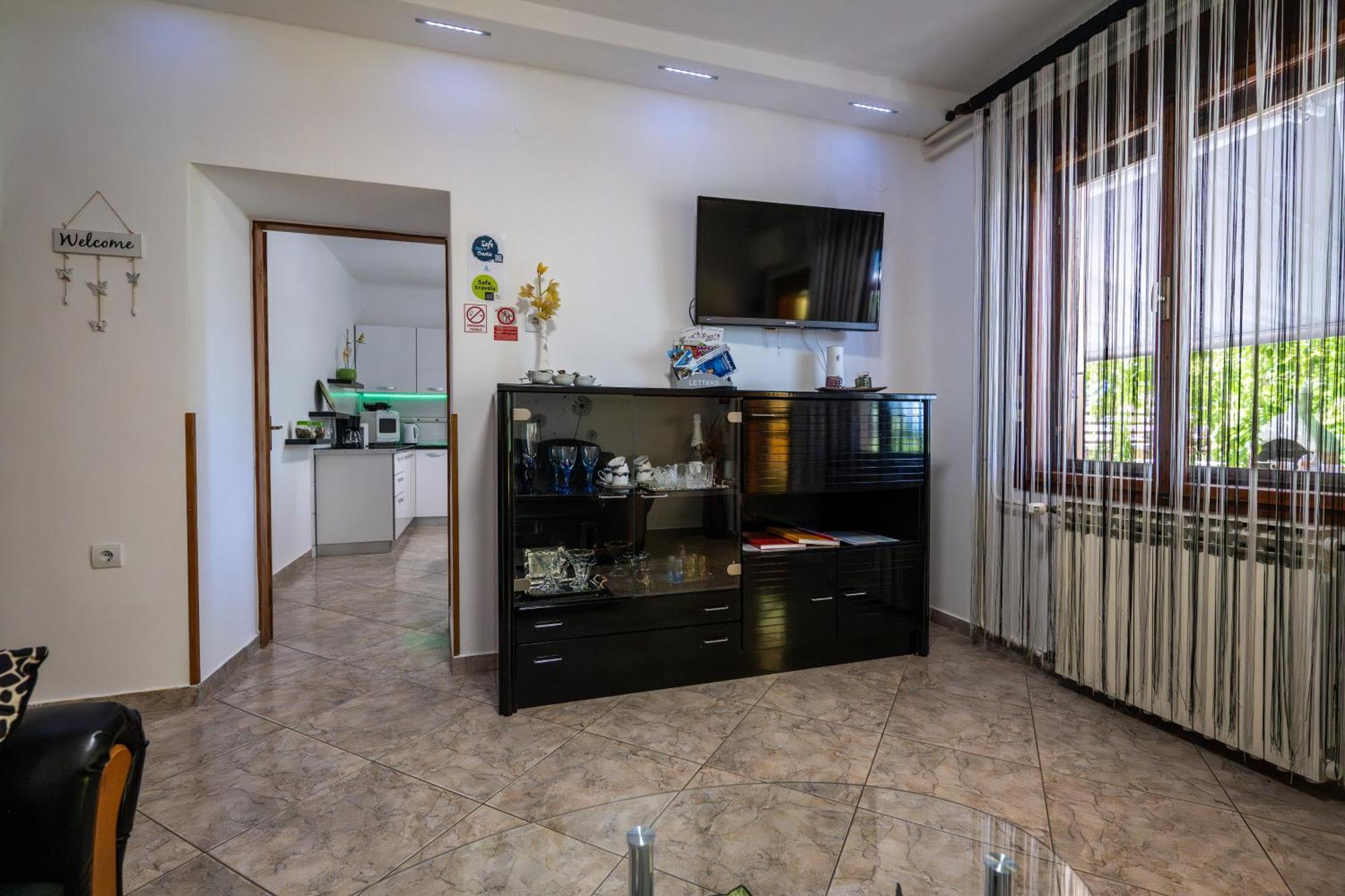 E-M Apartments With Private Pool Vinkuran Bagian luar foto