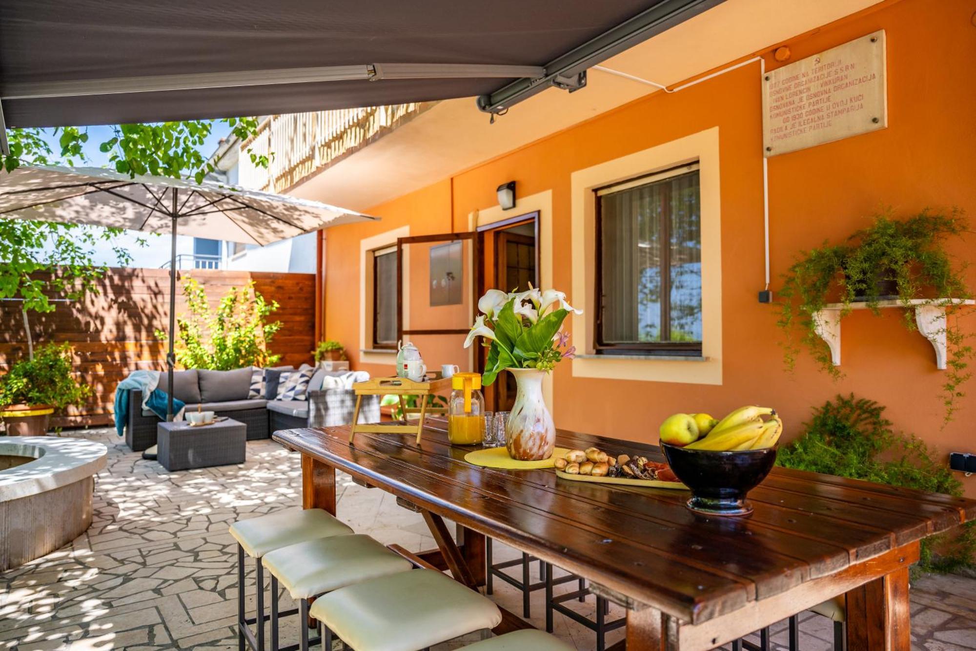 E-M Apartments With Private Pool Vinkuran Bagian luar foto