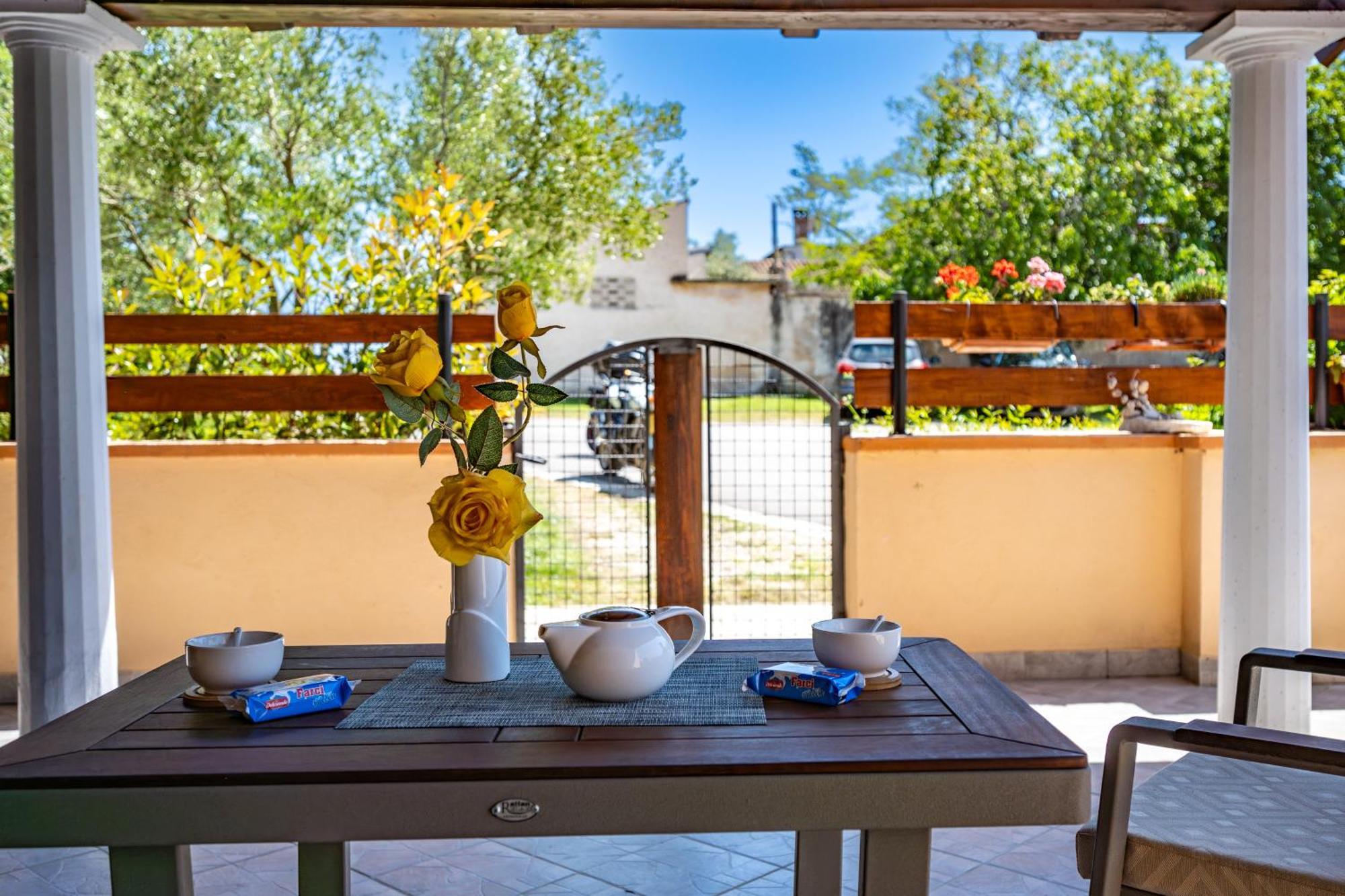 E-M Apartments With Private Pool Vinkuran Bagian luar foto