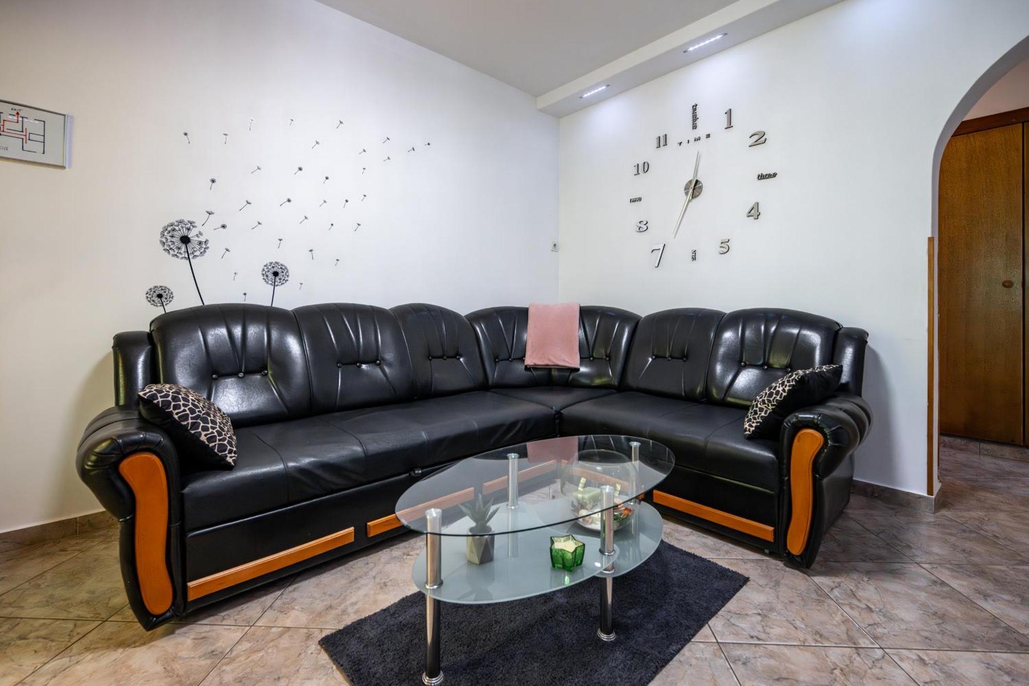 E-M Apartments With Private Pool Vinkuran Bagian luar foto
