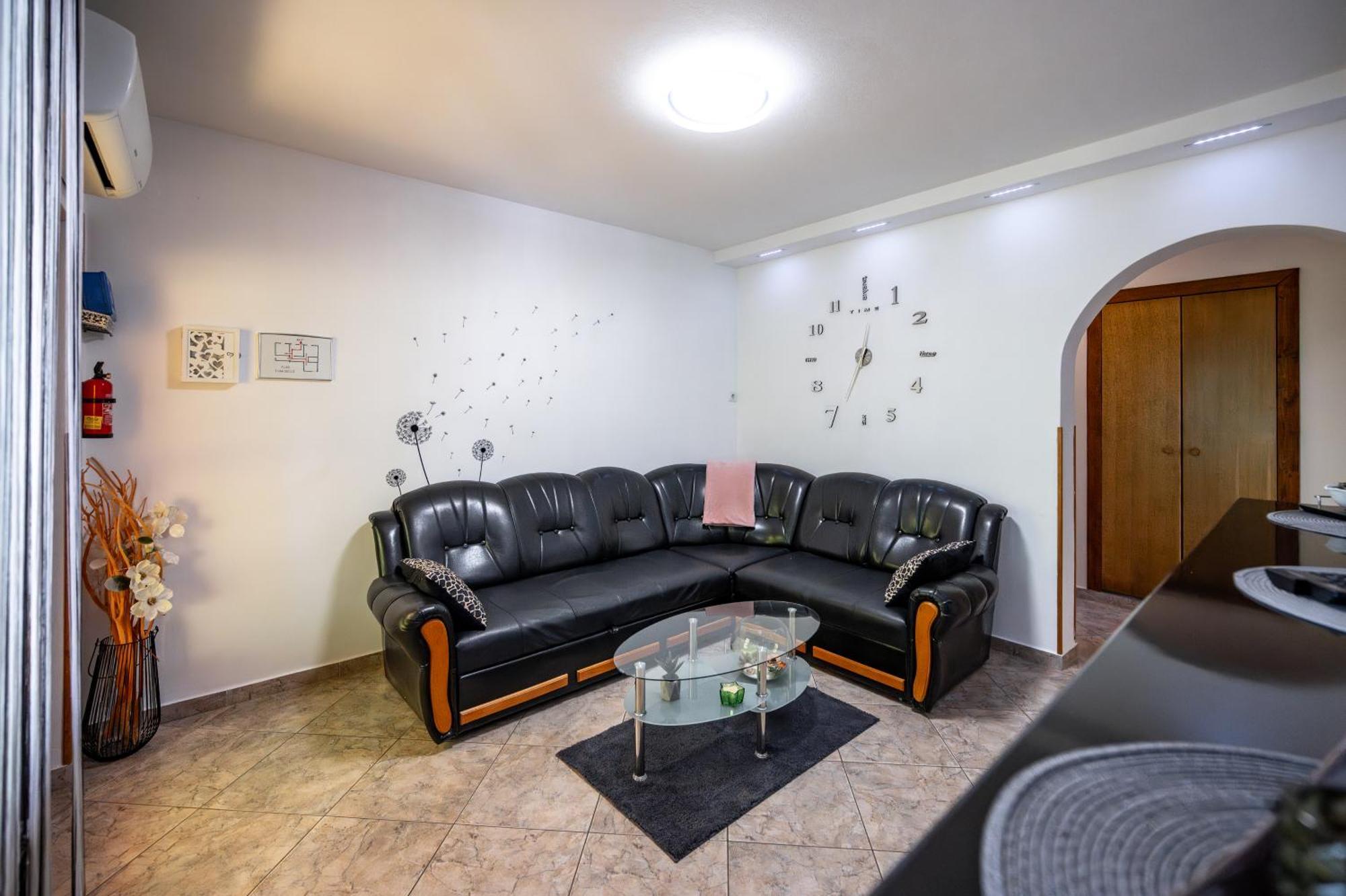 E-M Apartments With Private Pool Vinkuran Bagian luar foto