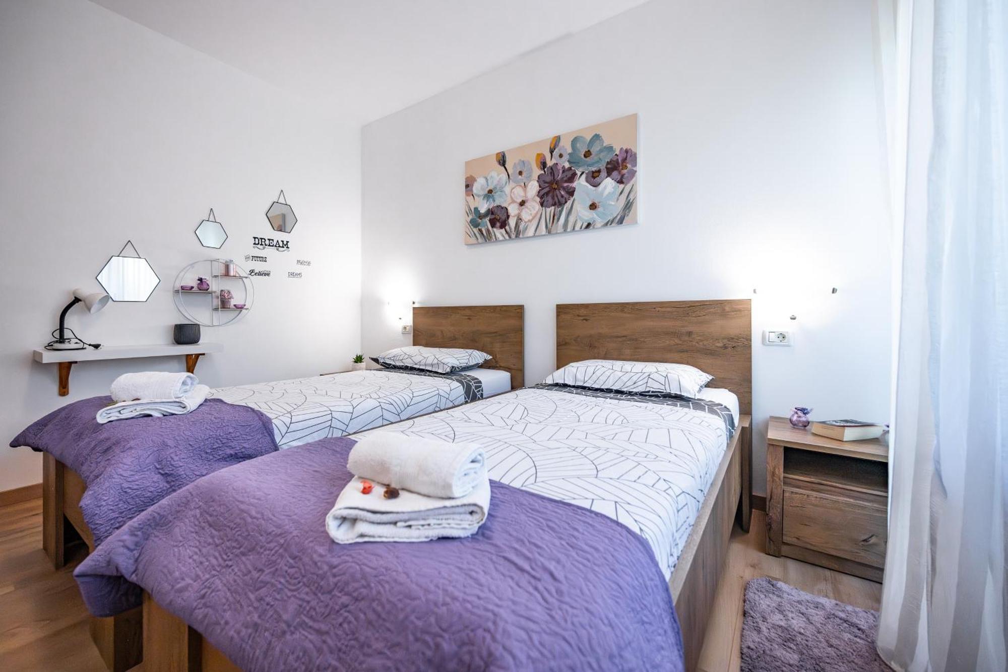 E-M Apartments With Private Pool Vinkuran Bagian luar foto