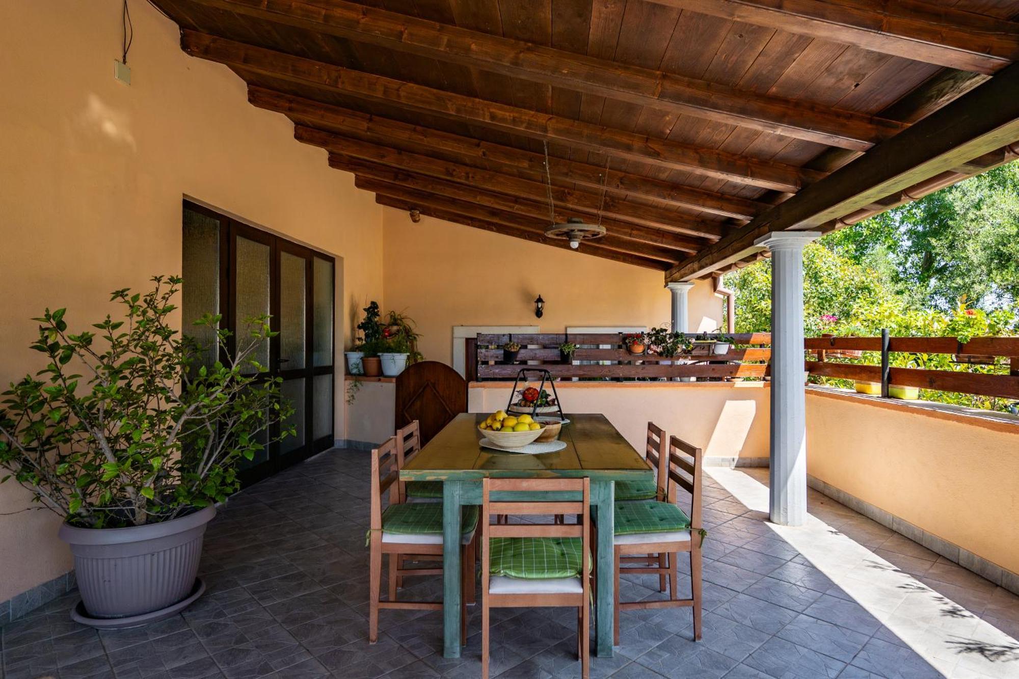 E-M Apartments With Private Pool Vinkuran Bagian luar foto