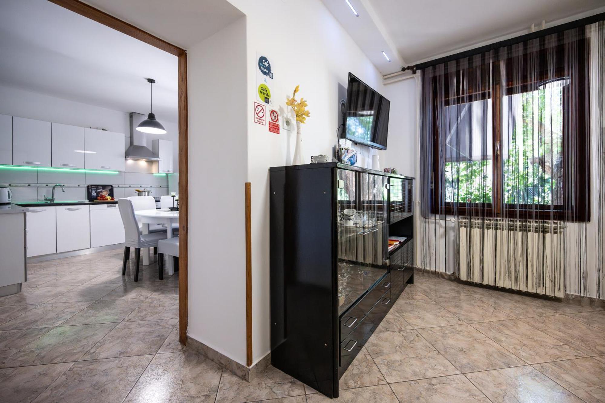 E-M Apartments With Private Pool Vinkuran Bagian luar foto