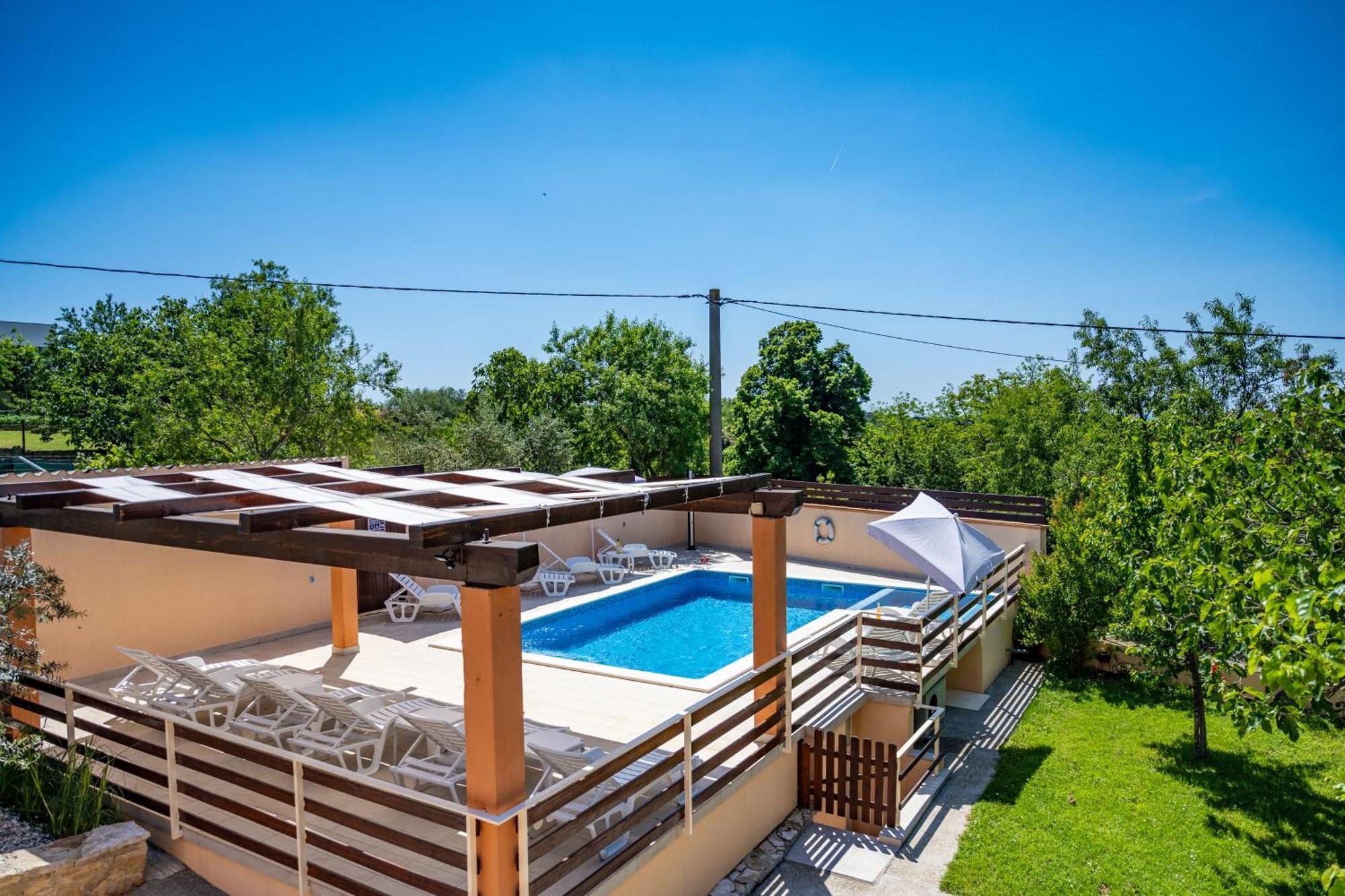 E-M Apartments With Private Pool Vinkuran Bagian luar foto