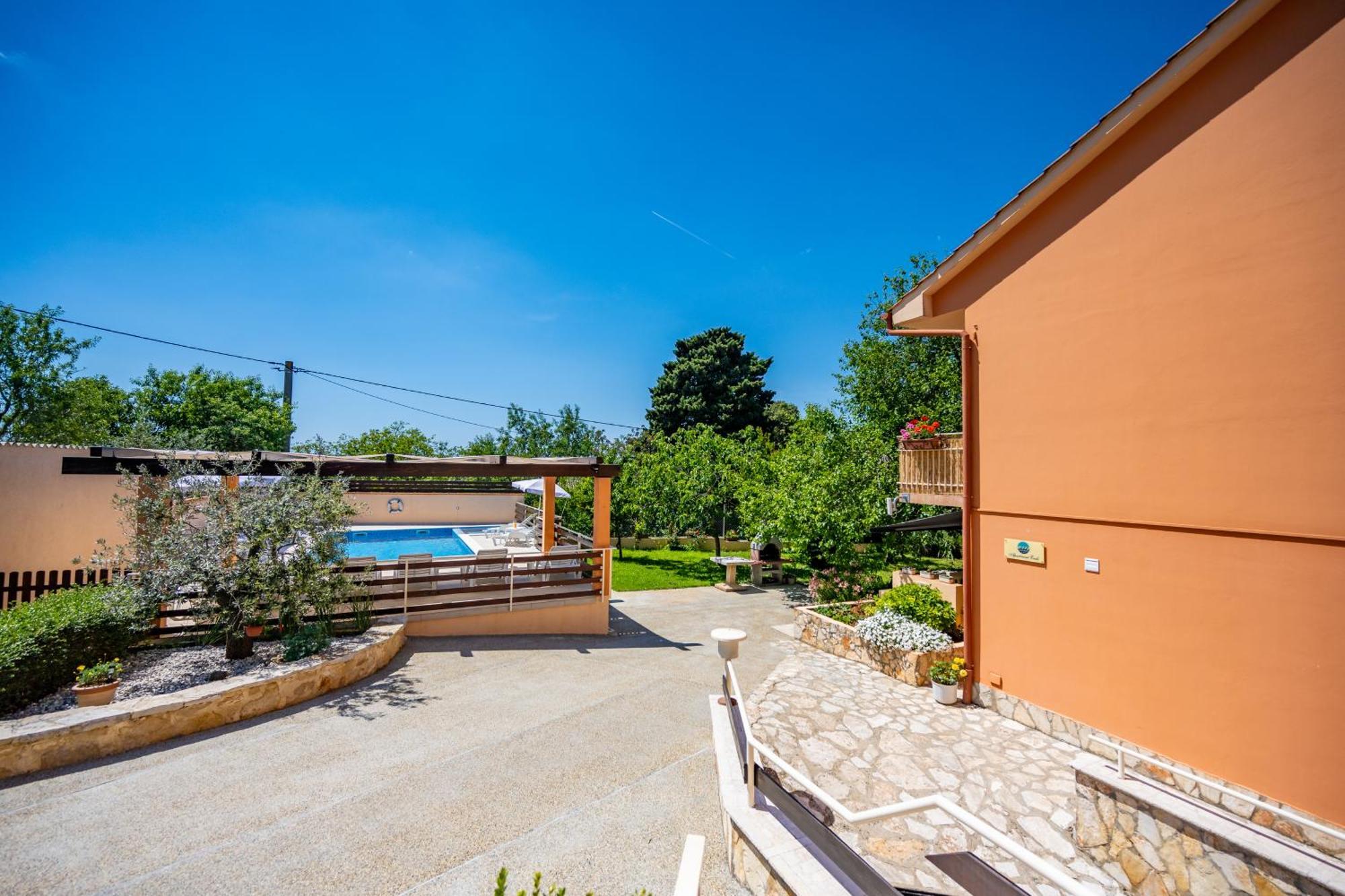E-M Apartments With Private Pool Vinkuran Bagian luar foto