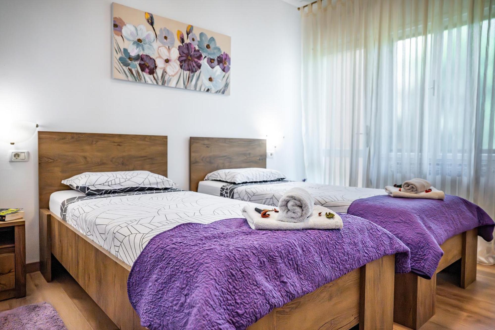 E-M Apartments With Private Pool Vinkuran Bagian luar foto