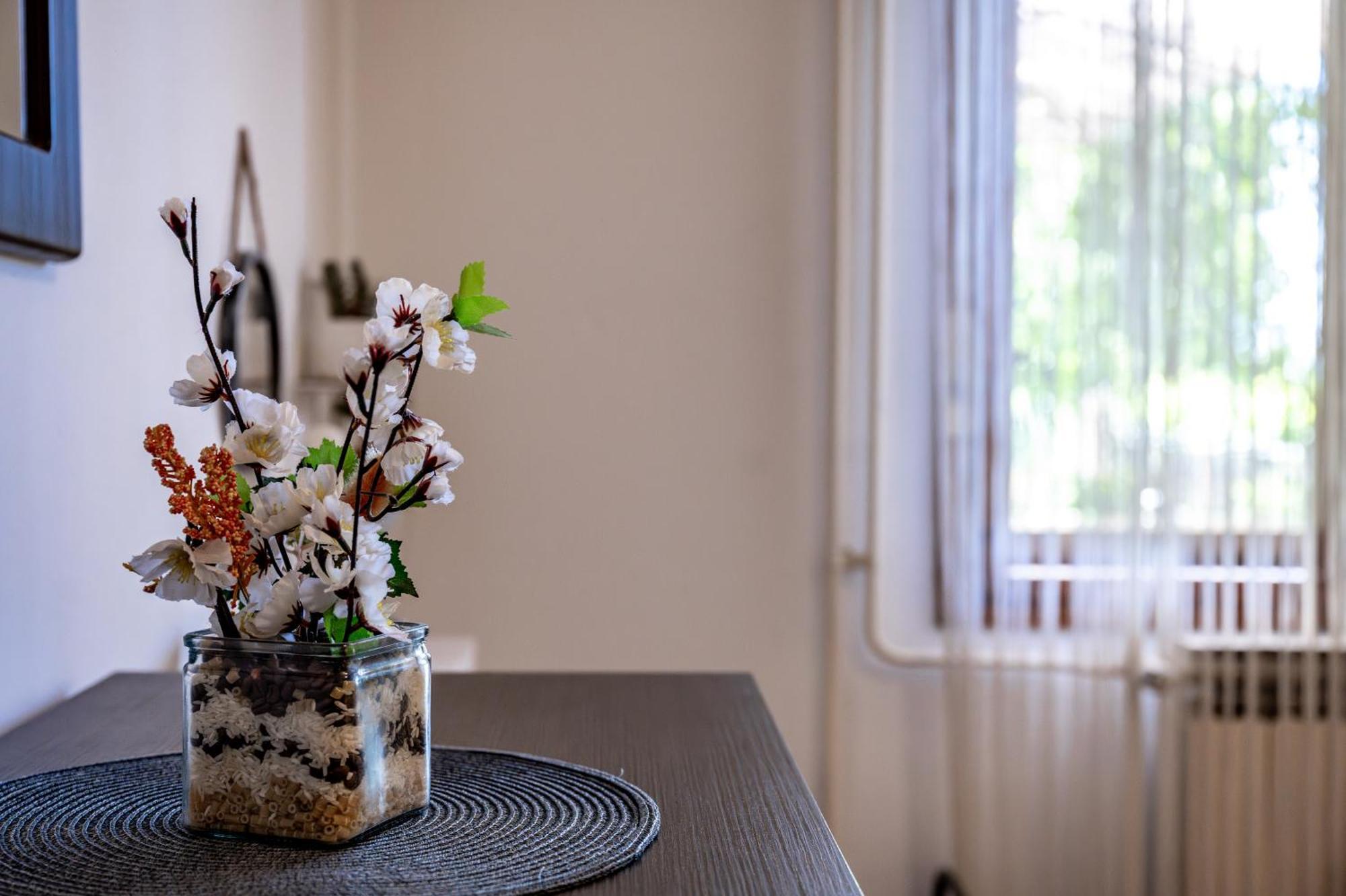 E-M Apartments With Private Pool Vinkuran Bagian luar foto