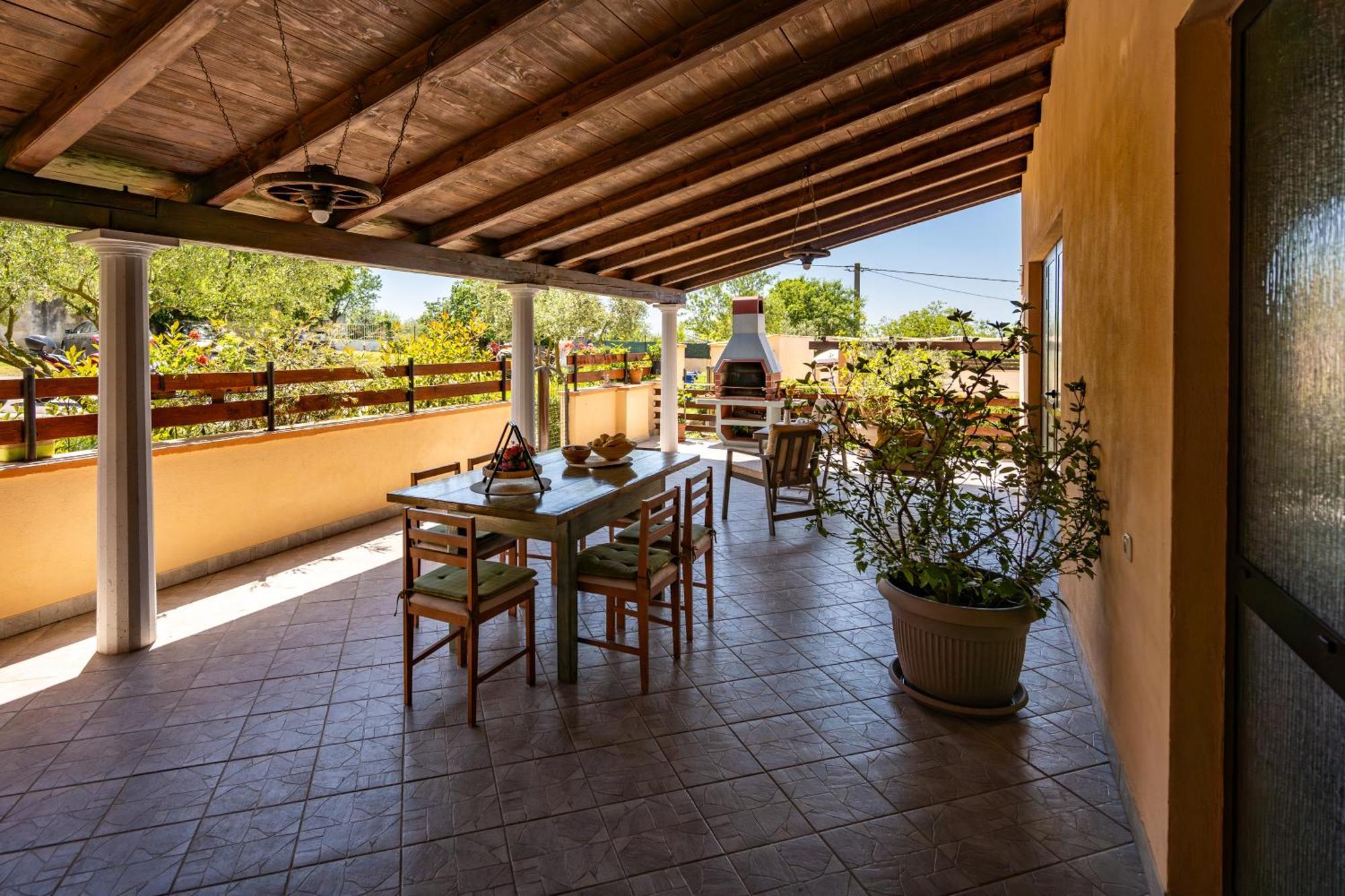 E-M Apartments With Private Pool Vinkuran Bagian luar foto