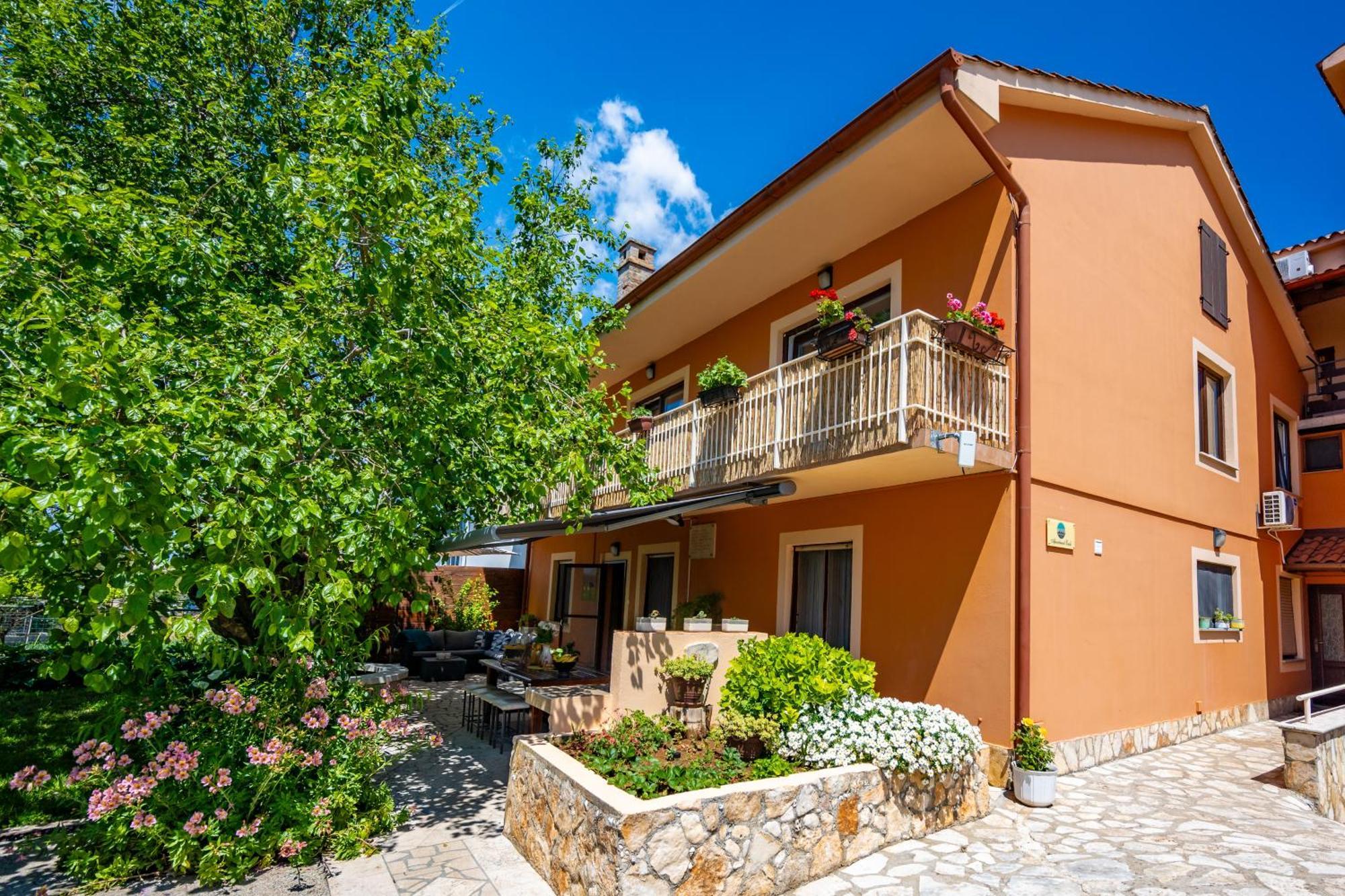 E-M Apartments With Private Pool Vinkuran Bagian luar foto