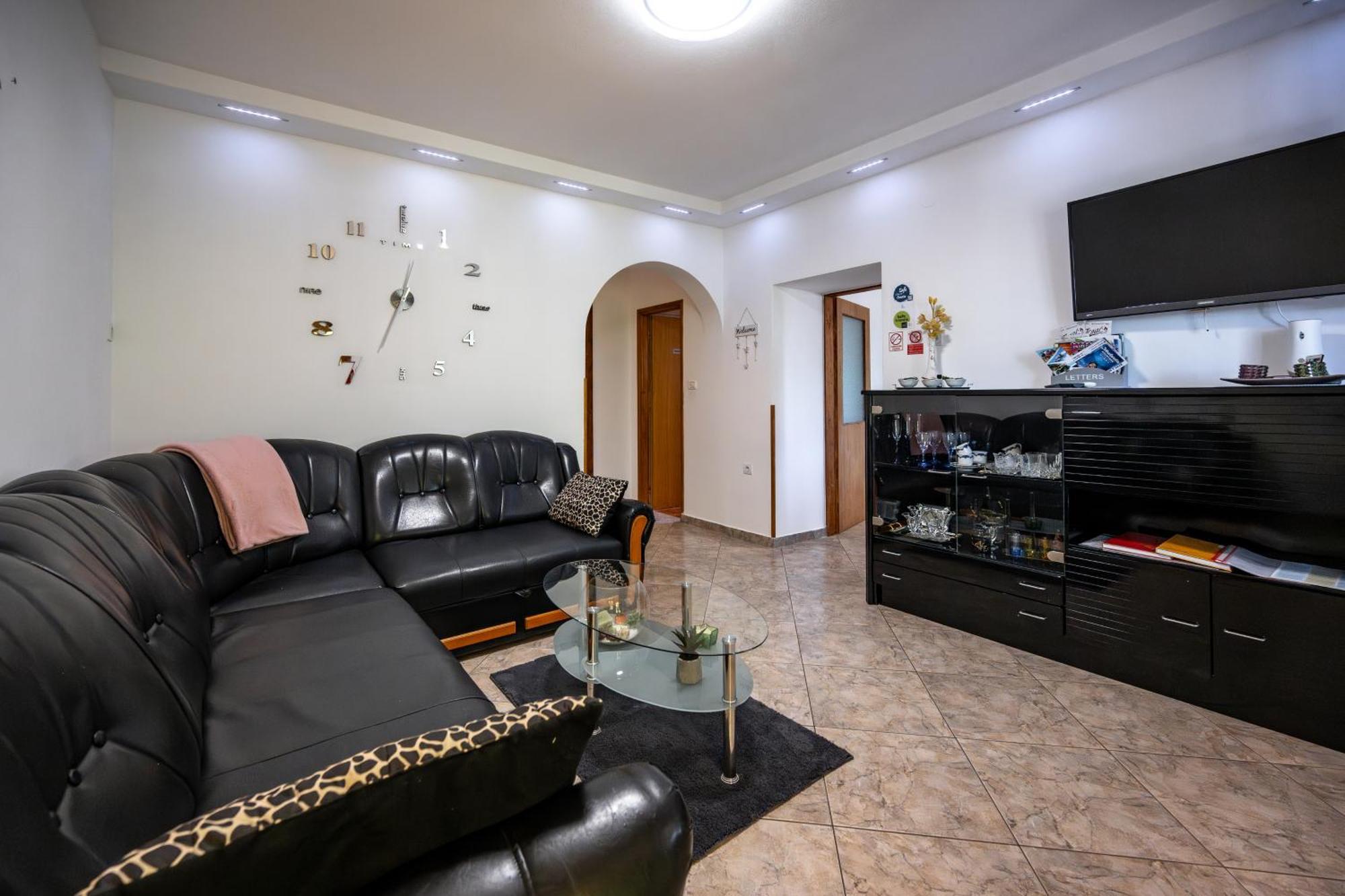 E-M Apartments With Private Pool Vinkuran Bagian luar foto