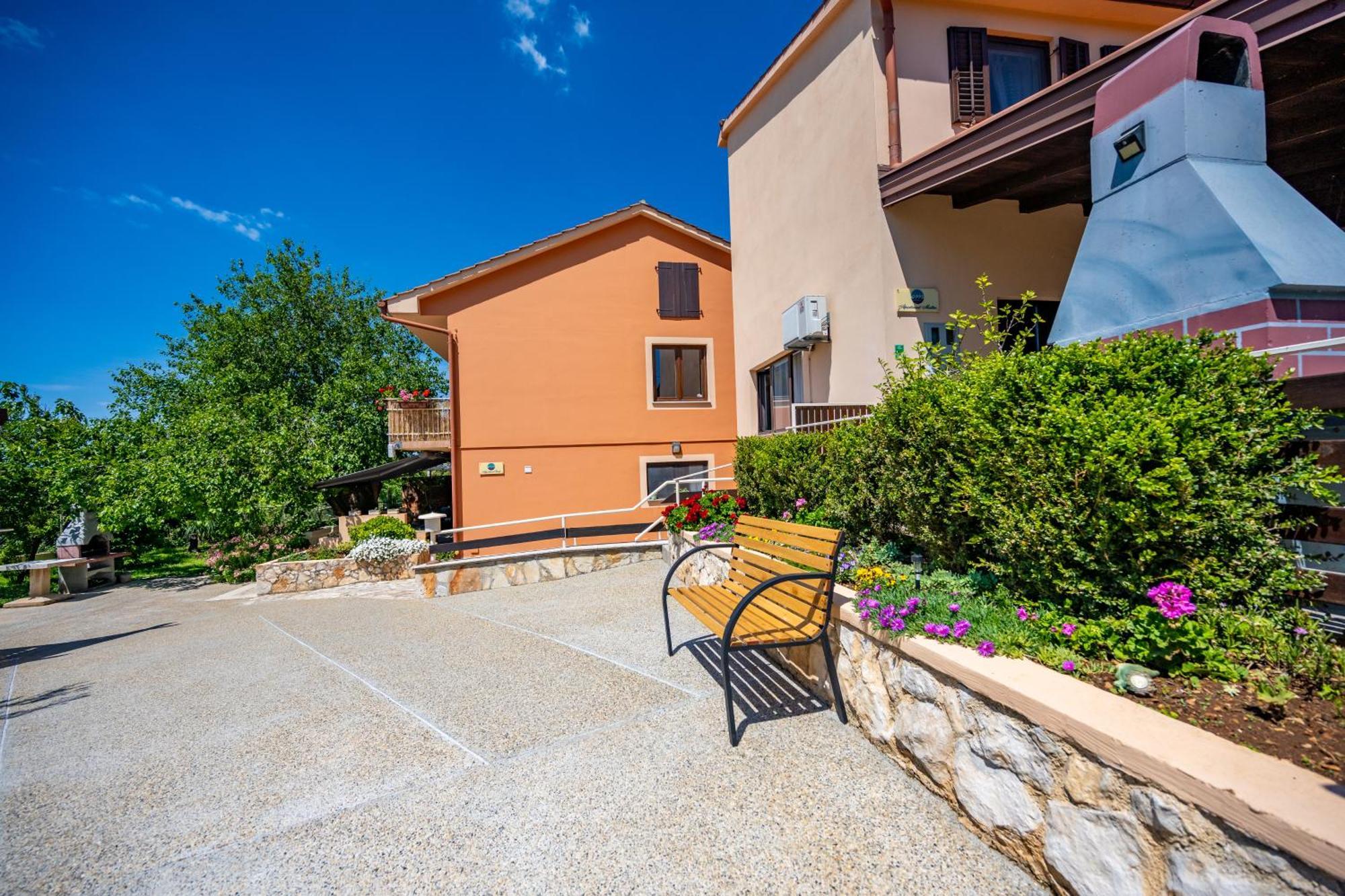E-M Apartments With Private Pool Vinkuran Bagian luar foto