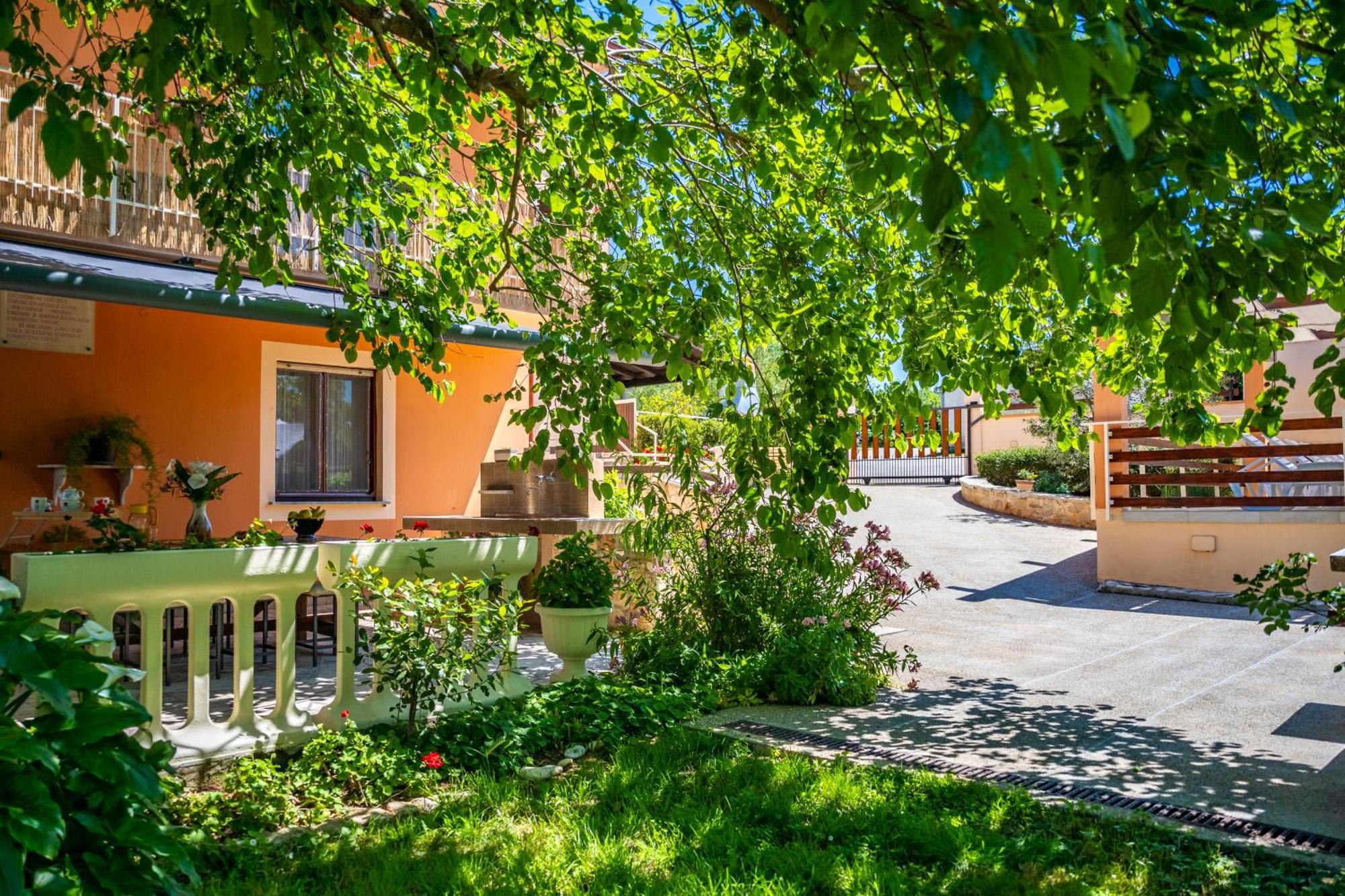 E-M Apartments With Private Pool Vinkuran Bagian luar foto