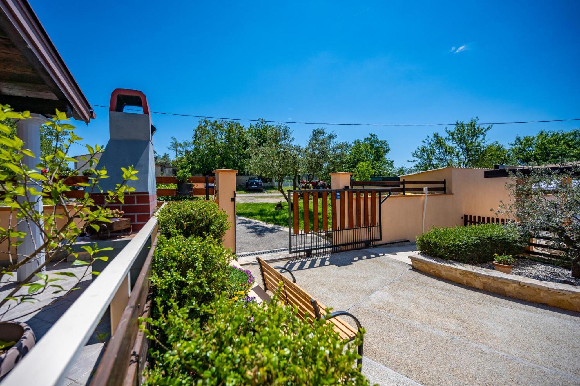 E-M Apartments With Private Pool Vinkuran Bagian luar foto