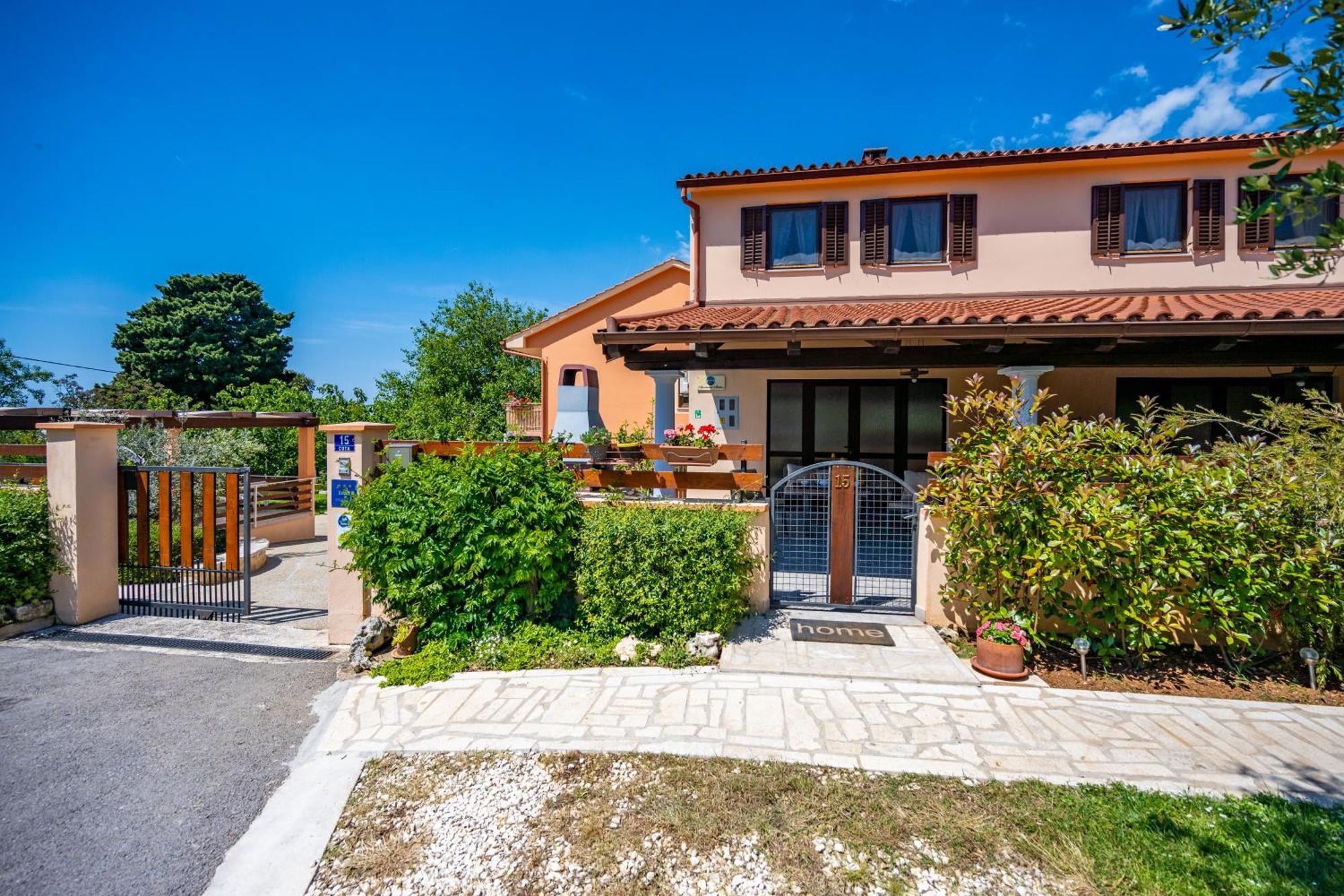 E-M Apartments With Private Pool Vinkuran Bagian luar foto