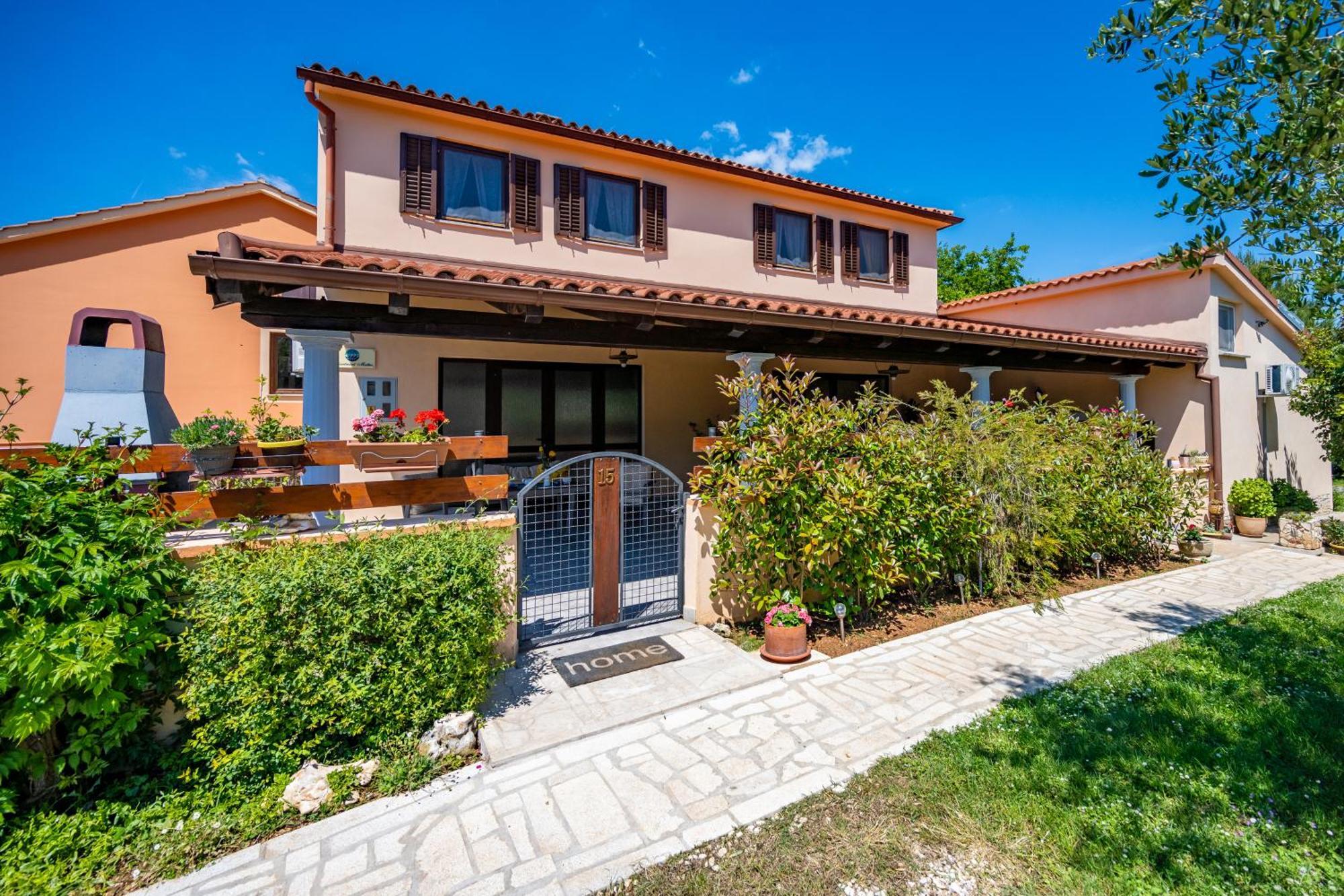 E-M Apartments With Private Pool Vinkuran Bagian luar foto