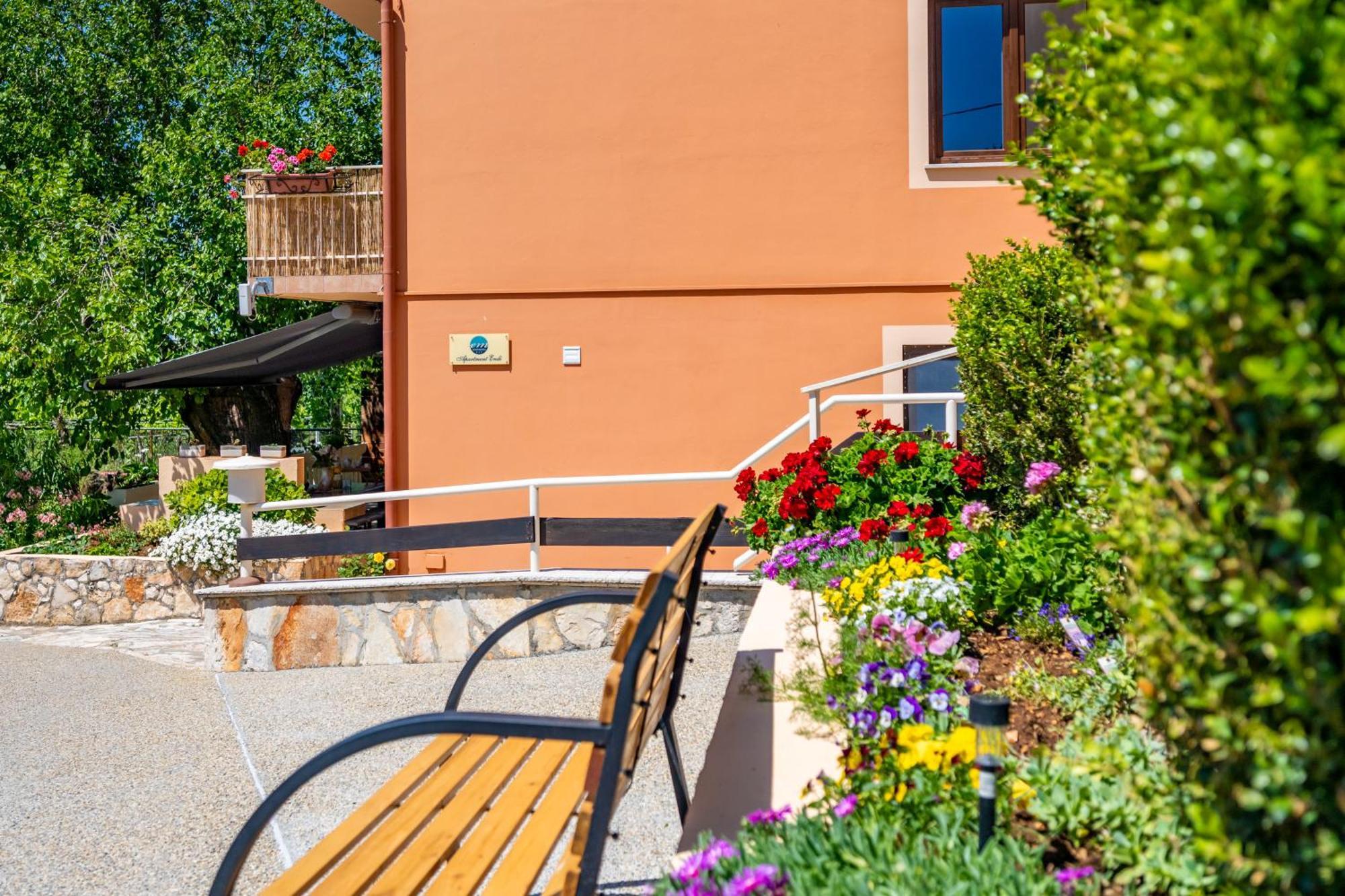 E-M Apartments With Private Pool Vinkuran Bagian luar foto