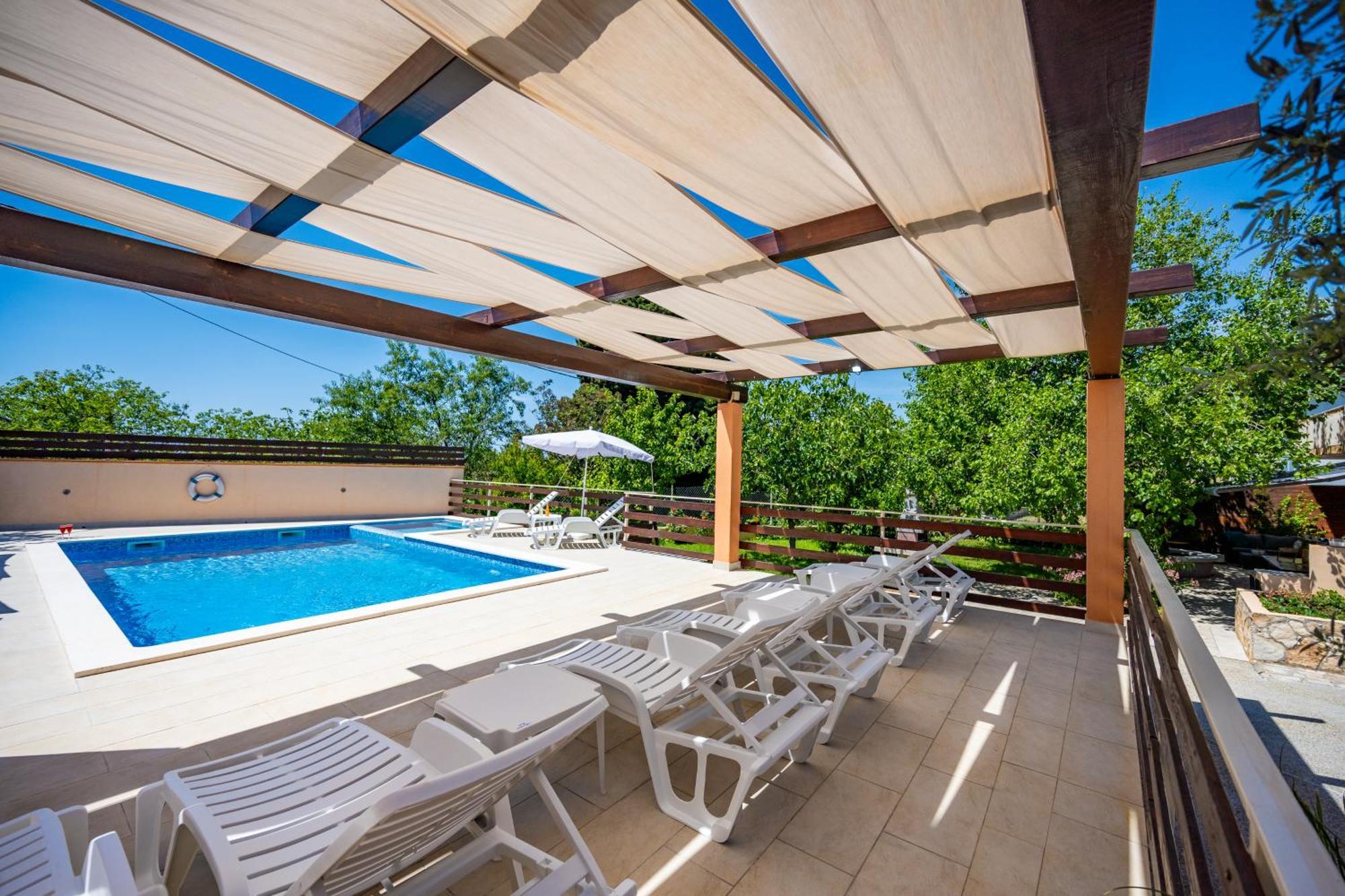 E-M Apartments With Private Pool Vinkuran Bagian luar foto