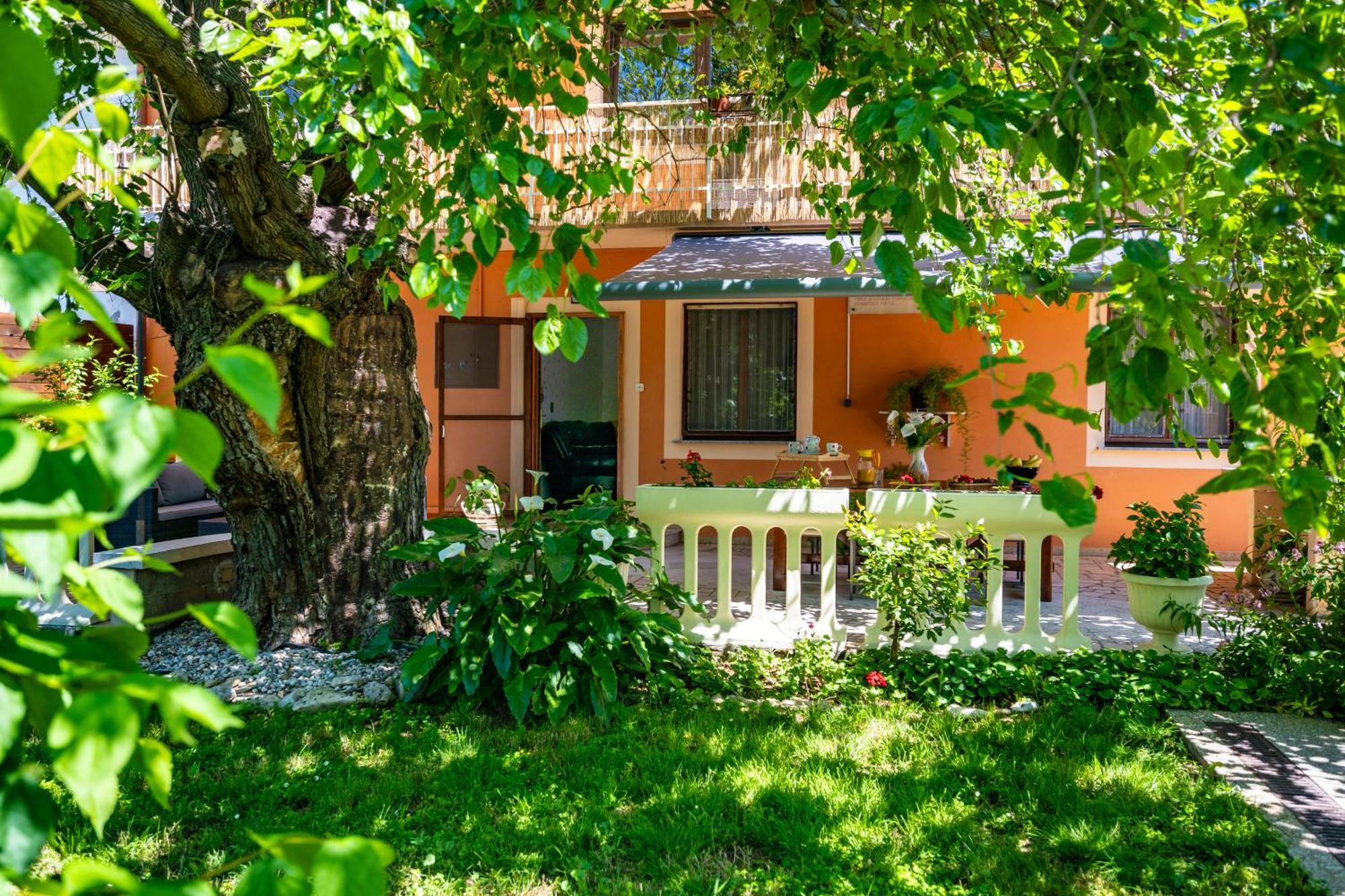 E-M Apartments With Private Pool Vinkuran Bagian luar foto