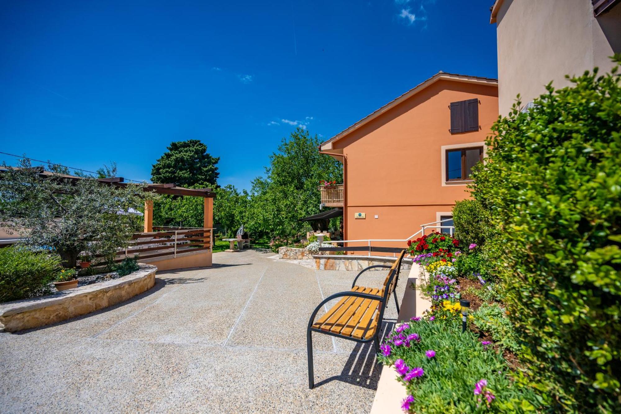 E-M Apartments With Private Pool Vinkuran Bagian luar foto