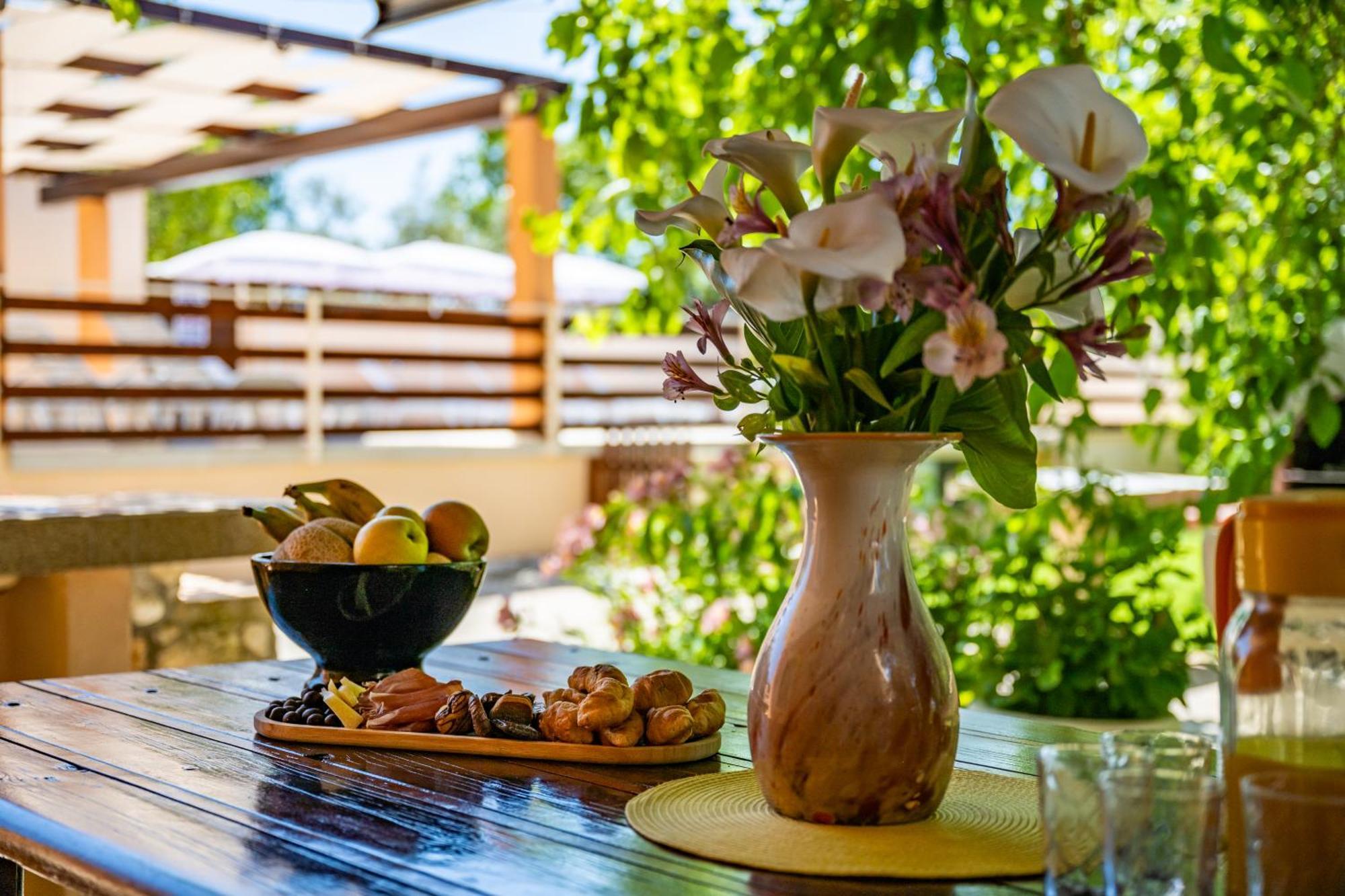 E-M Apartments With Private Pool Vinkuran Bagian luar foto