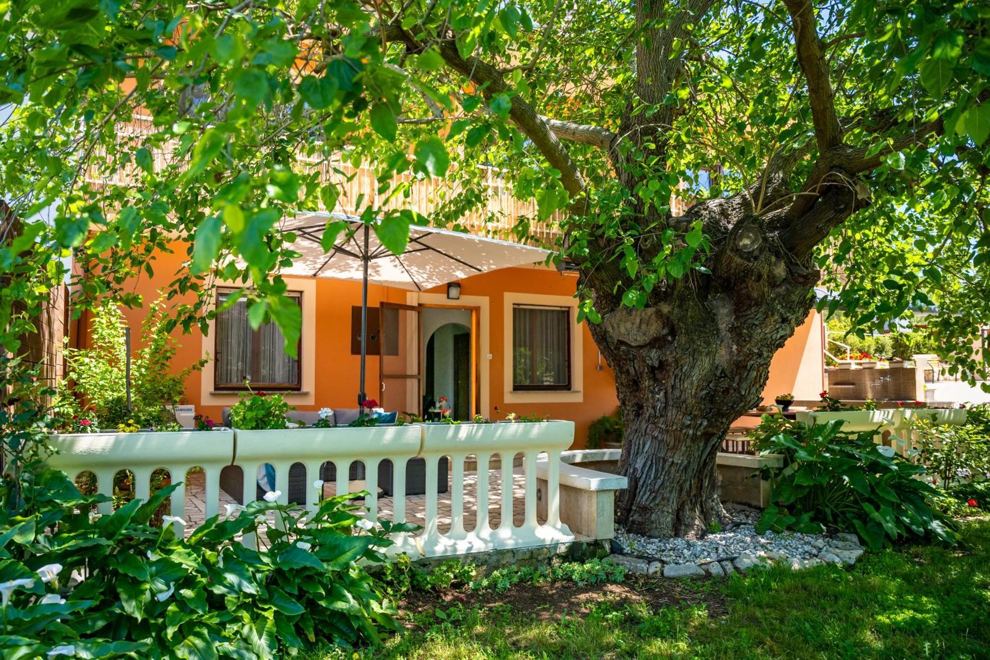 E-M Apartments With Private Pool Vinkuran Bagian luar foto