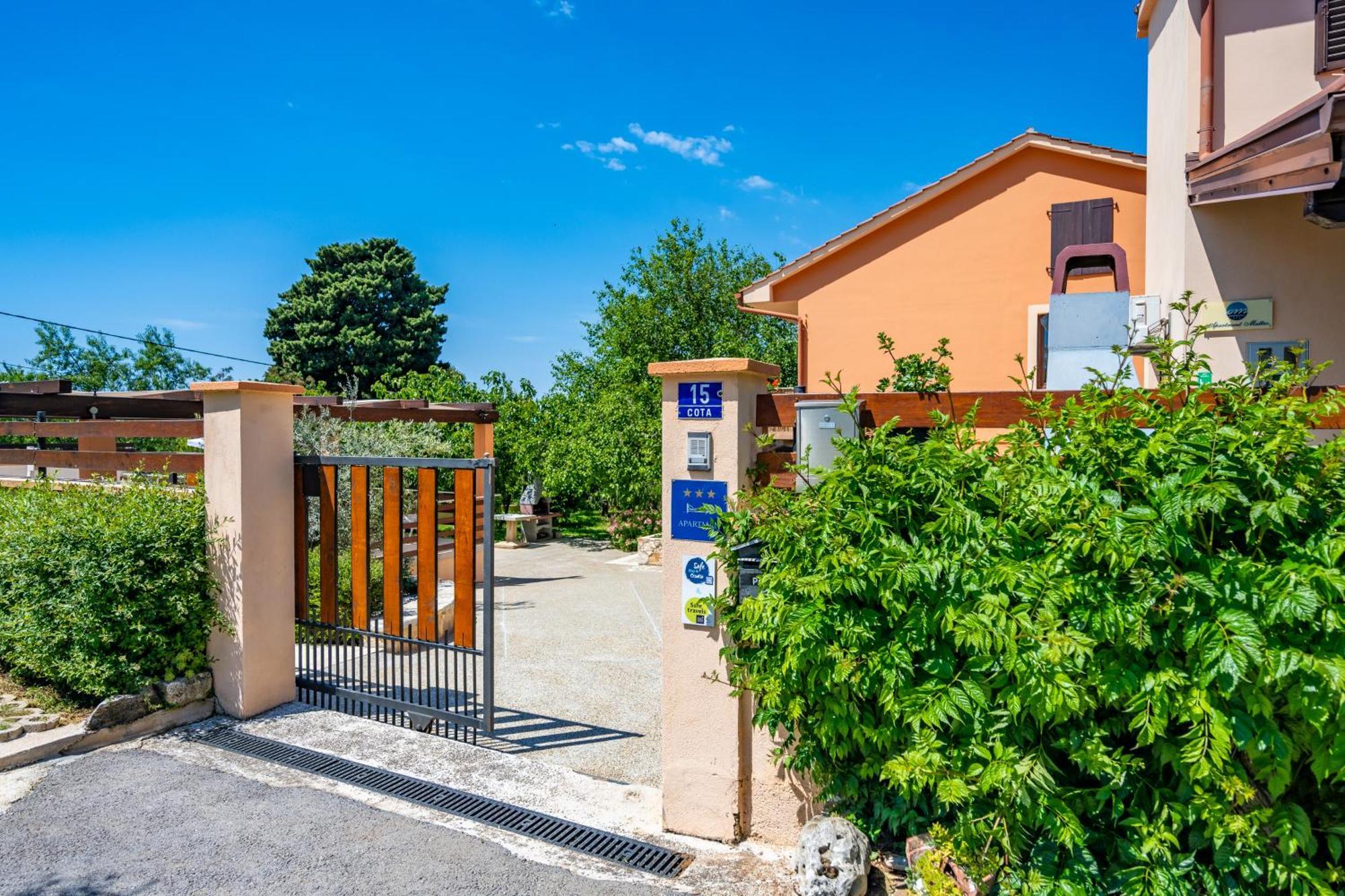 E-M Apartments With Private Pool Vinkuran Bagian luar foto