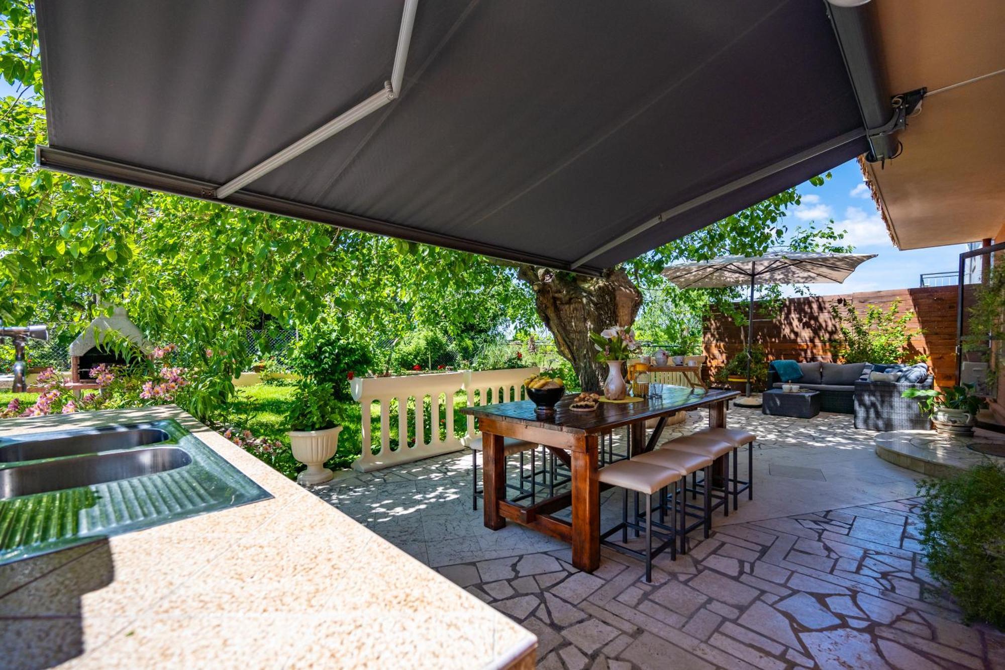 E-M Apartments With Private Pool Vinkuran Bagian luar foto