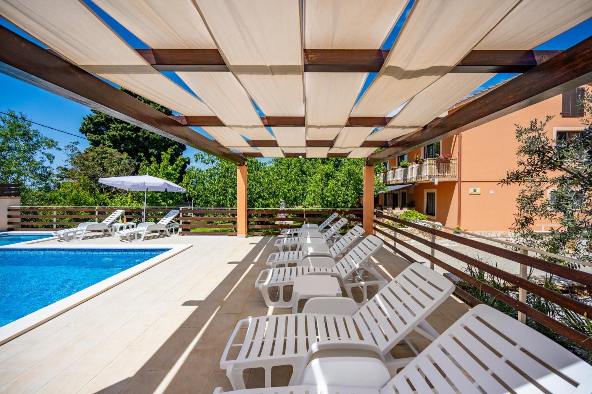 E-M Apartments With Private Pool Vinkuran Bagian luar foto