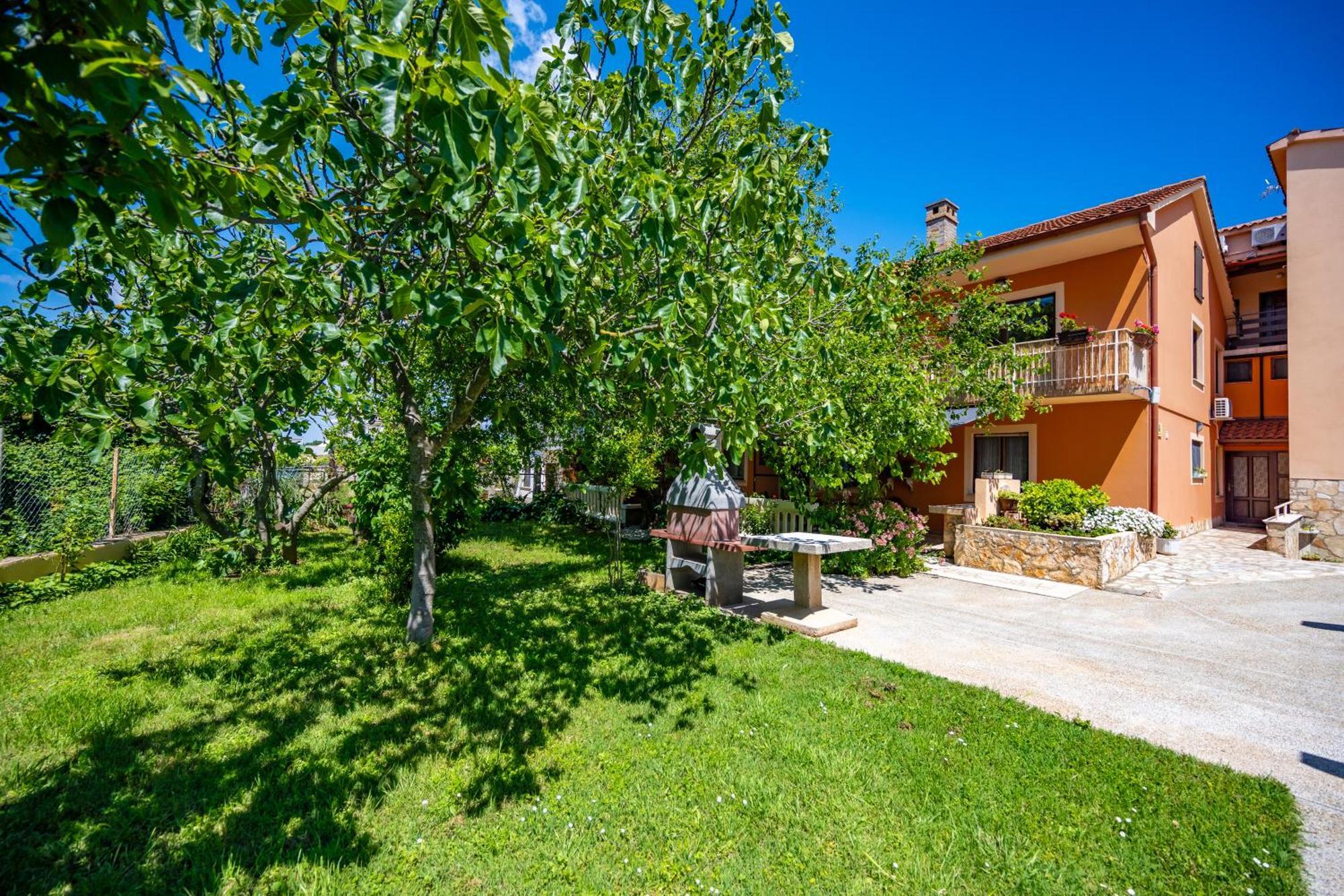 E-M Apartments With Private Pool Vinkuran Bagian luar foto