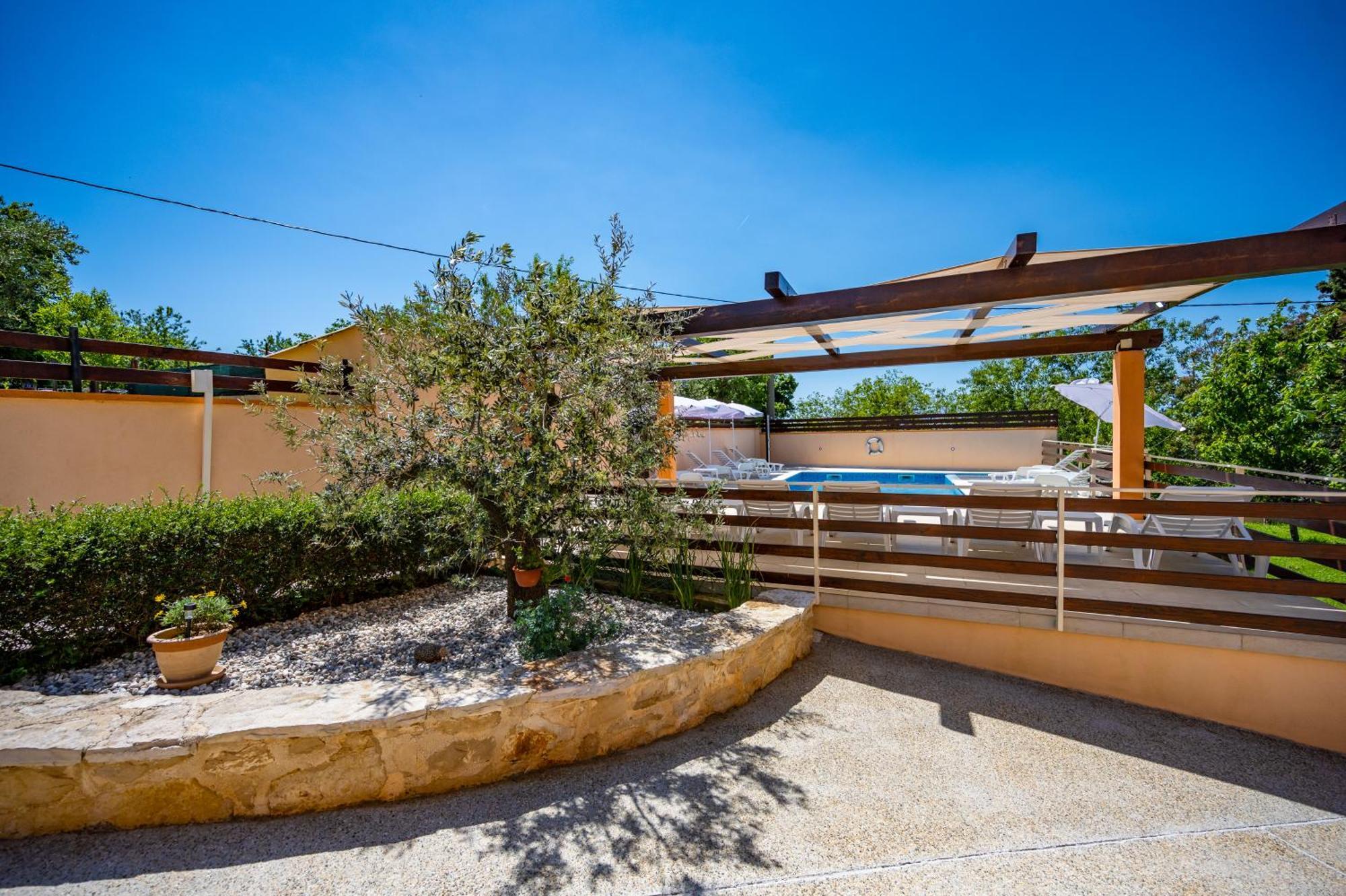 E-M Apartments With Private Pool Vinkuran Bagian luar foto