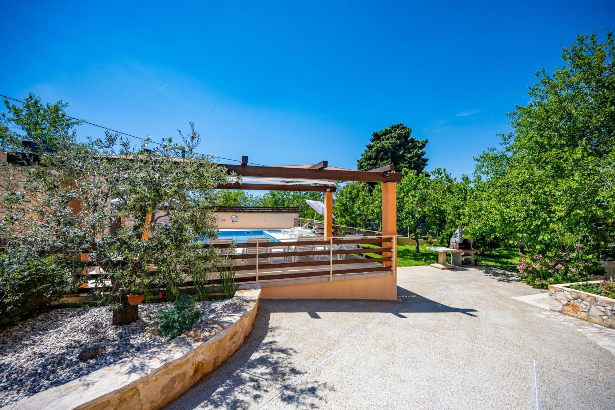 E-M Apartments With Private Pool Vinkuran Bagian luar foto