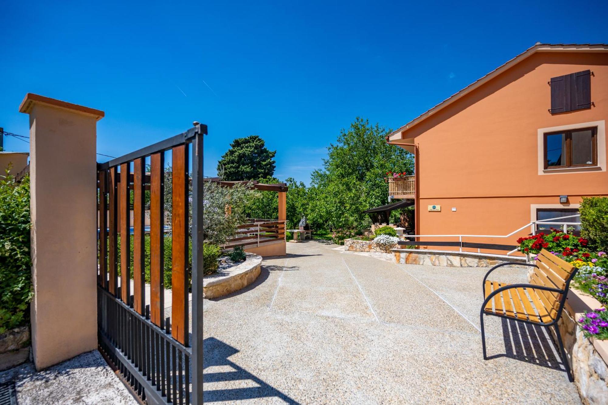 E-M Apartments With Private Pool Vinkuran Bagian luar foto