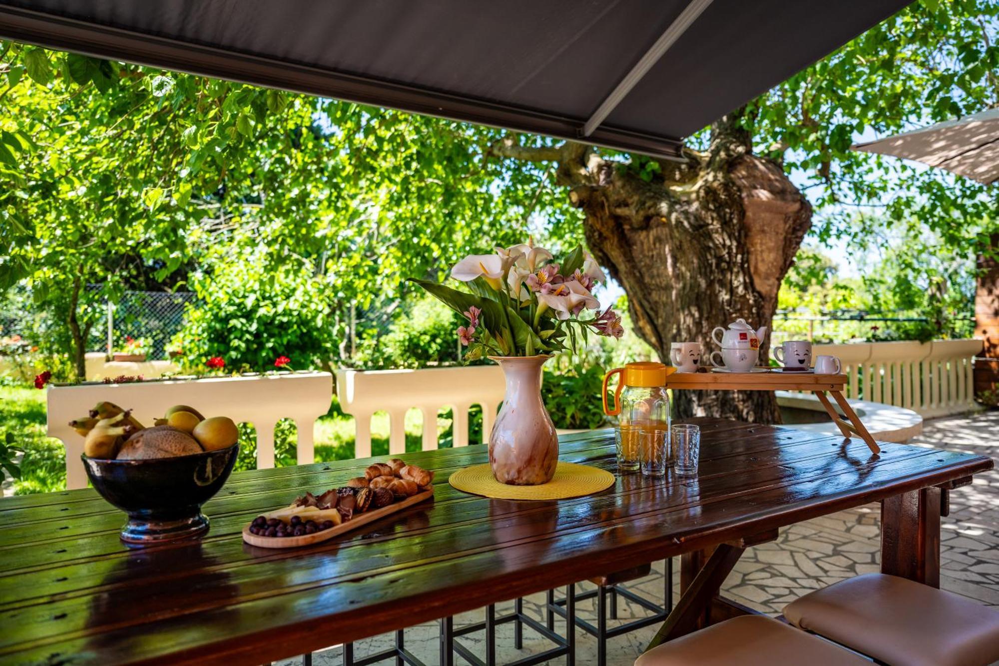E-M Apartments With Private Pool Vinkuran Bagian luar foto