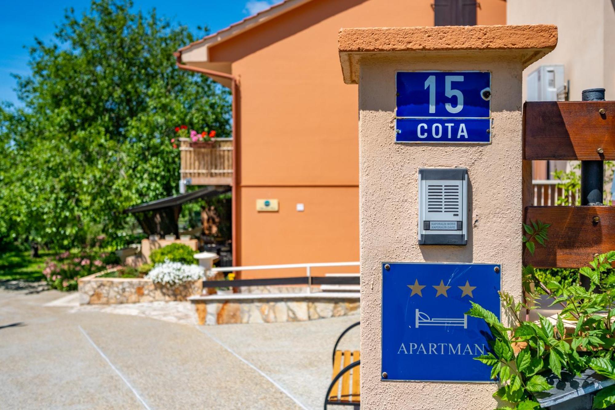 E-M Apartments With Private Pool Vinkuran Bagian luar foto